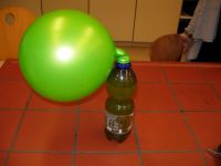 Kohlendioxid im Luftballon Fanta